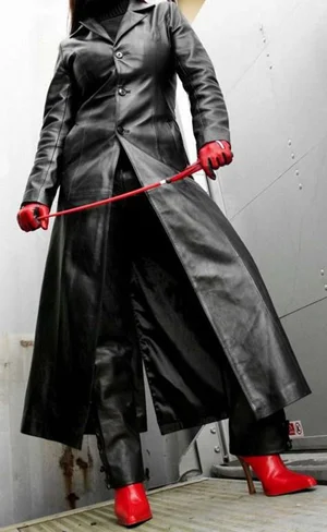 Hledám ženu, která nosí kožený kabát na knoflíky