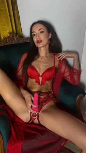 Mistress Olivia se Straponem