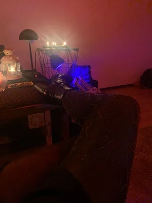 Od půlnoci která začala před hodinou, streamuji až do pátku z mého minimalistického studia mučení otroka ! 