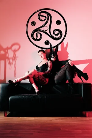 Emily a Madam Dominika
