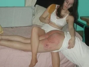 Odměna 1000.kč pro štíhlejší dominantní slečnu.....která mi pravidelně pořádně naplácá....na holý zadek:)