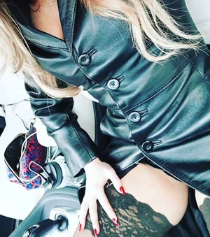 Hledám dámu v koženém kabátě