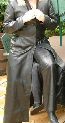 Hledám dámu v koženém kabátě