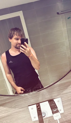 Mladý sub hledá online dominu