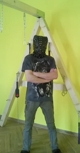 PŘÍSNÝ MUŽ