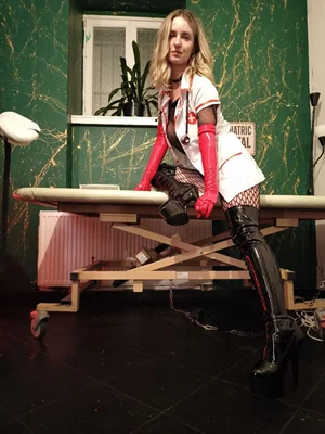 Lékařská prohlídka u Sabriny 🩺