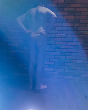 Moc dobře víš, že tvá prdel bude modrá!