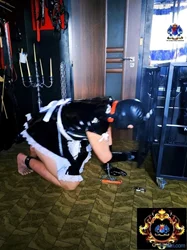 služka uklízela po lekci v mučírně 