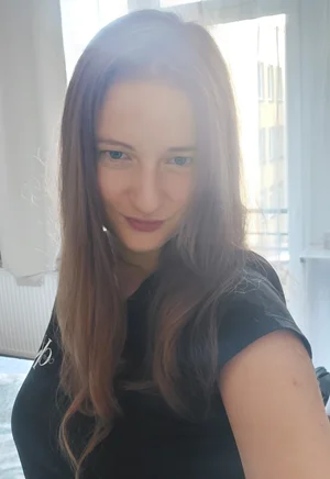  Otroku, okamžitě poklekni a napiš mi „Mám rád ponížení“ 