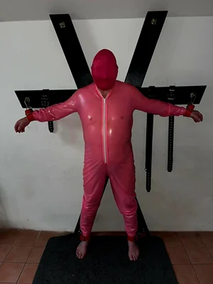 Latexový catsuit v Hedone