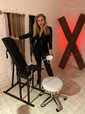 Ponižující feminizace s Madam Astou