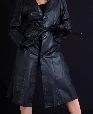 Masturbace před dívkou v koženém kabátě