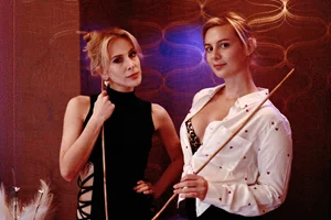 Dneska máš dvě učitelky. A ani jedna se s tebou mazlit nebude.