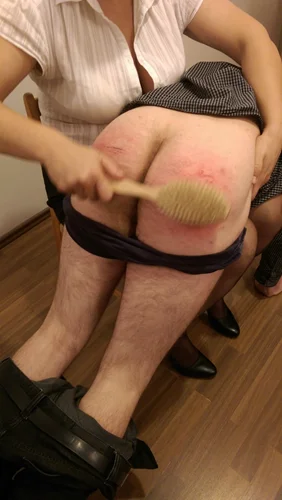 Výprask na holou pro nezbedného chlapce - Spanking in Prague for a naughty boy