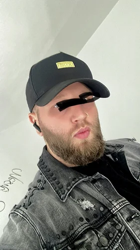 Hledám madam kteŕ se ujme začátečníka