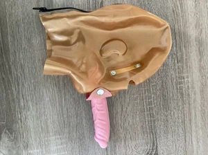 Deprivacni latexova maska s dildem 