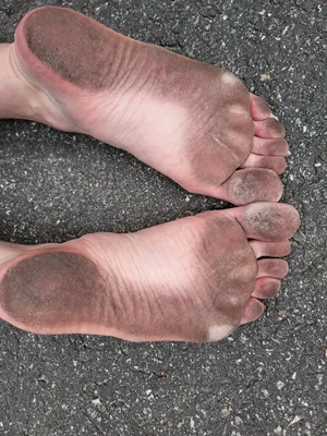 Špinavá chodidla otroka na mučení podle vašich představ