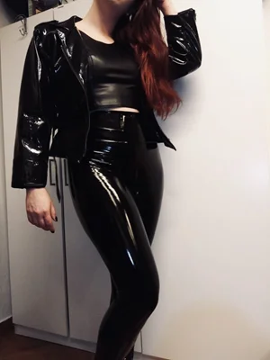 Madam Silvie ve vybavené mučírně