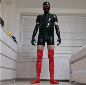 Gay otrok v latexu 