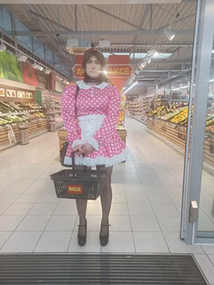 NETRADIČNÍ TEMATICKÉ NAKUPOVÁNÍ SE SLUŽKOU