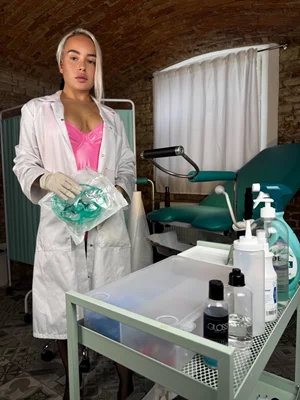 Paní doktorka v latexu