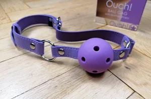 Prodyšný roubík Ouch! Gag Ball fialová