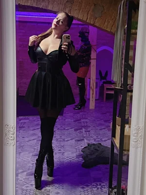 Femdom večírek 