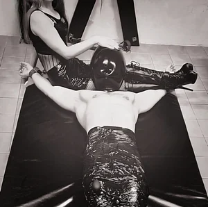 Muž s Latexovou maskou